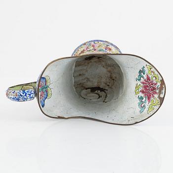 A Chinese Canton enamel helmet shaped ewer, copper, Qing dynsaty, 18th century.