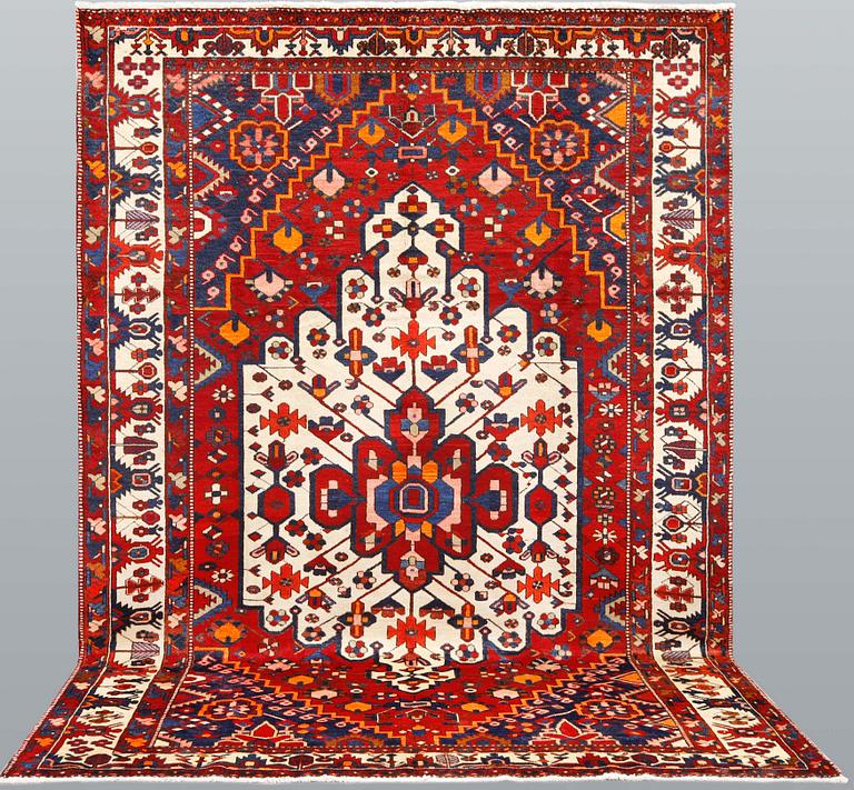 A Bakhtiari carpet, approx. 318 x 223 cm.