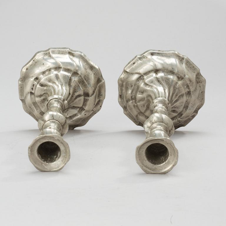 LJUSSTAKAR, ett par, av Johan Anjou (Gävle 1763-1808/10). Rokoko.