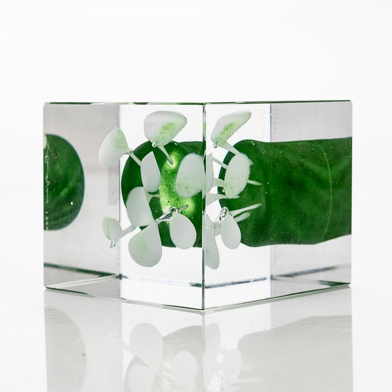 Oiva Toikka, årskub 1992, signerad Oiva Toikka Nuutajärvi 1992, numrerad 53/2000.