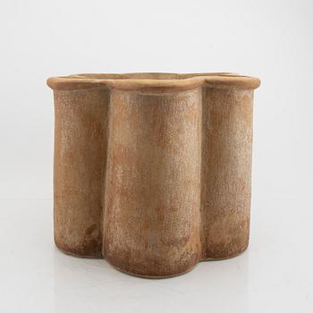 Signe Persson-Melin, a stoneware flower pot/urn.