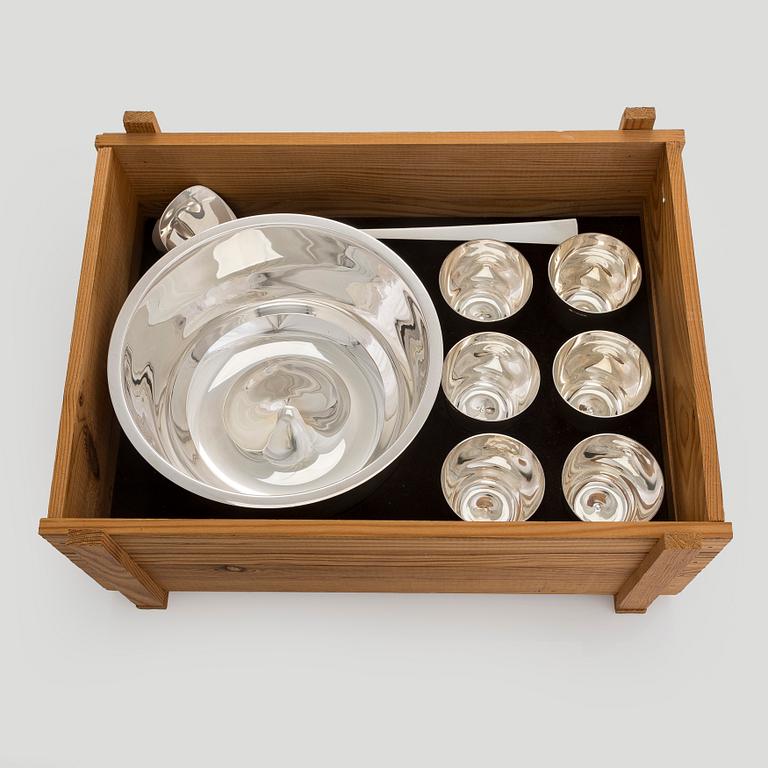 A silver punch bowl with ladle and six beakers, Auran Kultaseppä, Turku 1975-76. In original wooden box.