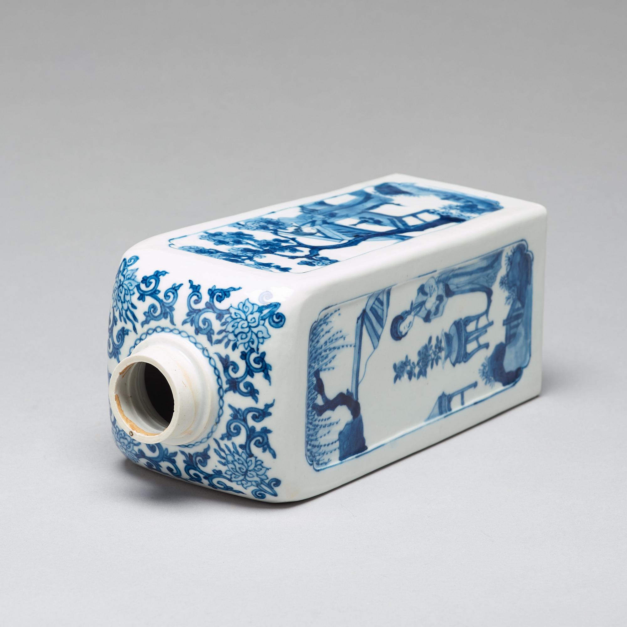 A blue and white 'gin bottle' flask, Qing dynasty, Kangxi (1662-1722).