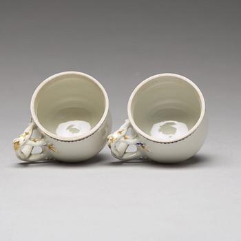 KOPPAR med LOCK, ett par, vapenporslin. Qingdynastin, Jiaqing (1796-1820).