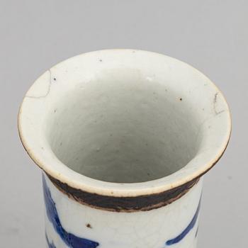 A group of Chinese blue and white porcelain vases and a bowl, 20th century.