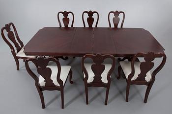 A SET OF 7 ROKOKO-STYLE DINING CHAIRS AND A TABLE, 20th century.