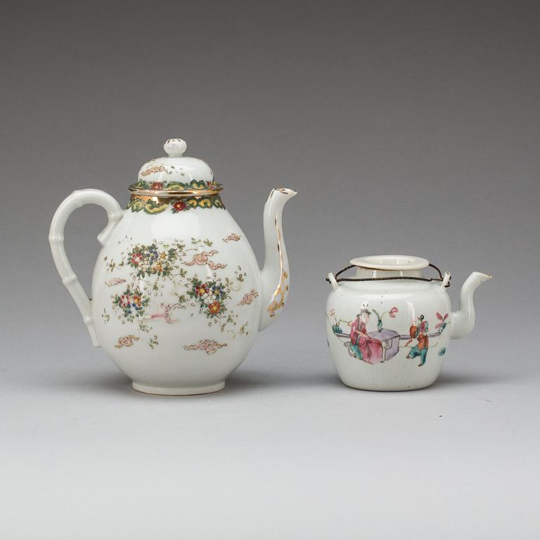 TEKANNOR, 2 st, porslin, Kina, 1800-talets andra hälft.