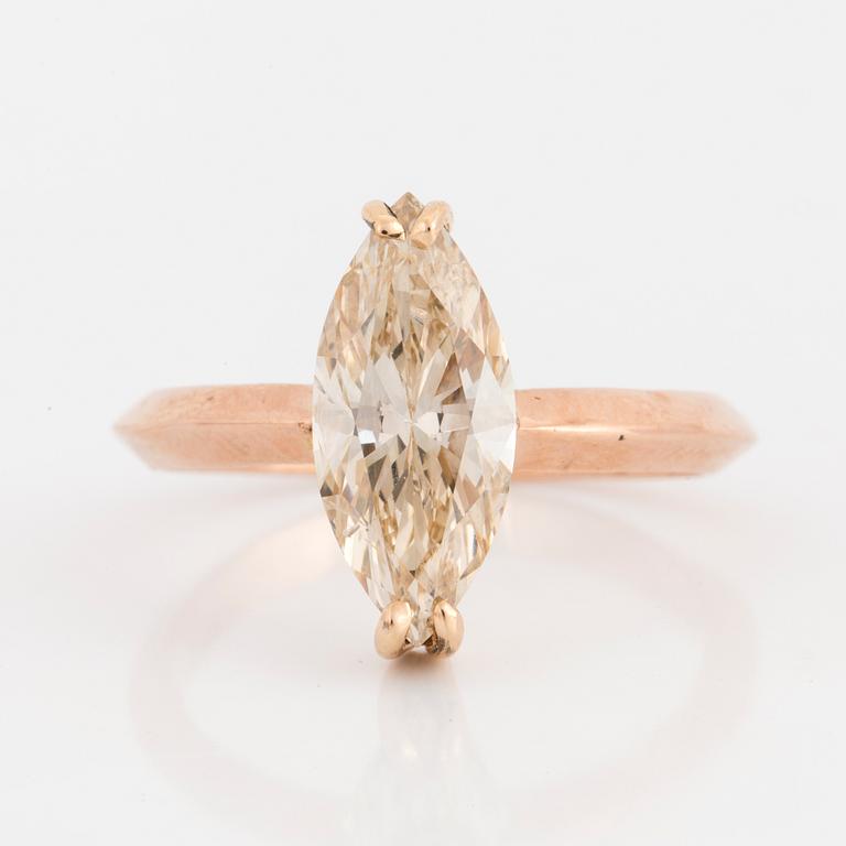 RING, 18K pink gold with a marquise cut diamond in champagne colour, si2, weighing 2.52 cts.