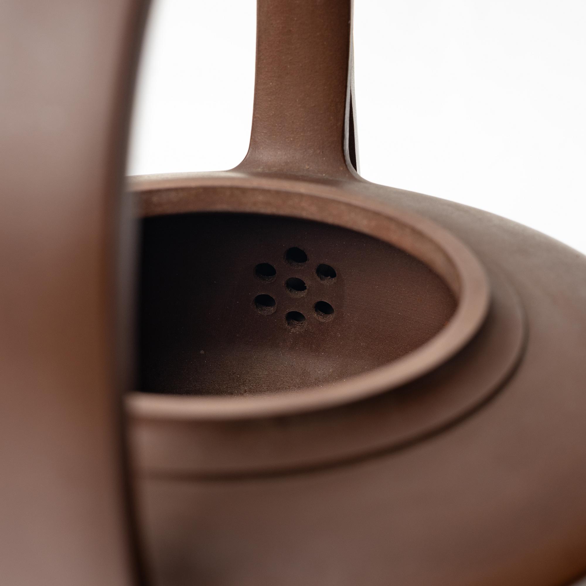 Gu Jingzhou, A Chinese Pianshihu Teapot, Gu Jingzhou.