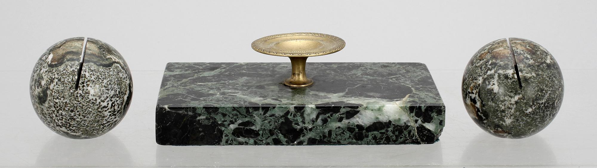 BREVPRESS samt KORTHÅLLARE, Kolmårdsmarmor. 1800-tal.