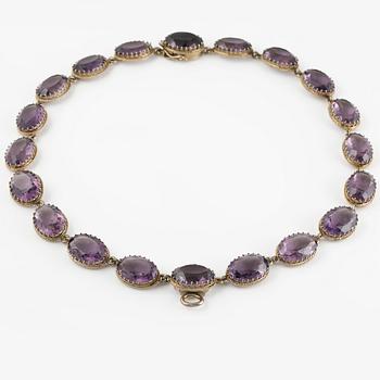 COLLIER, förgyllt silver samt fasettslipade ametister. Vikt 44,9 gram.