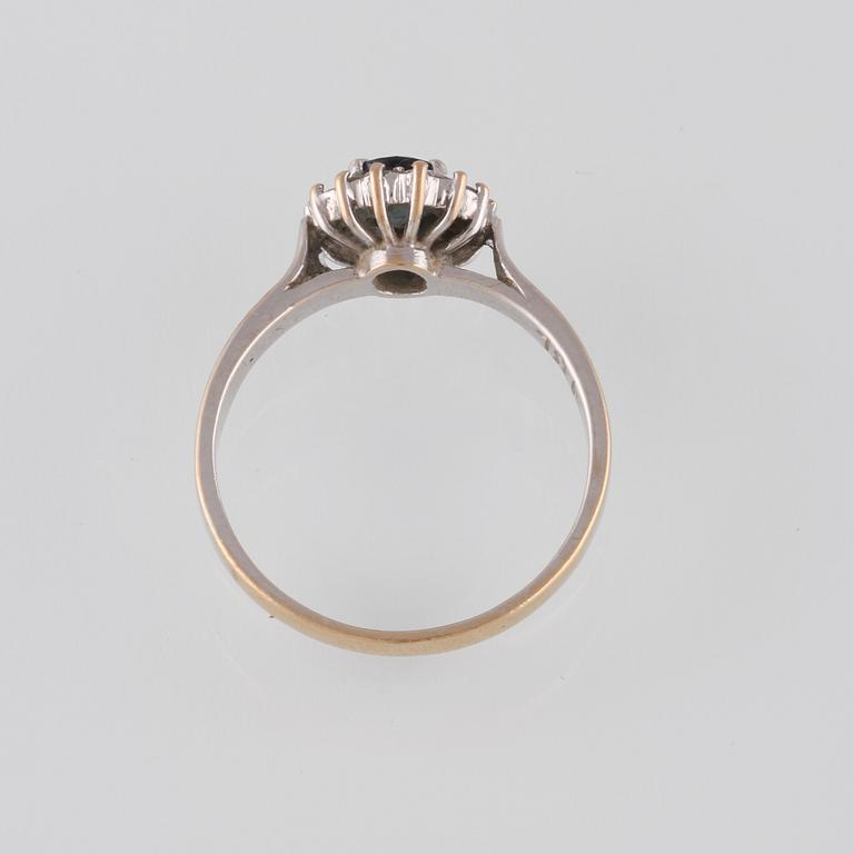 RING, 18K vitguld med blå safir samt briljantslipade diamanter.Vikt 3,5 gram.