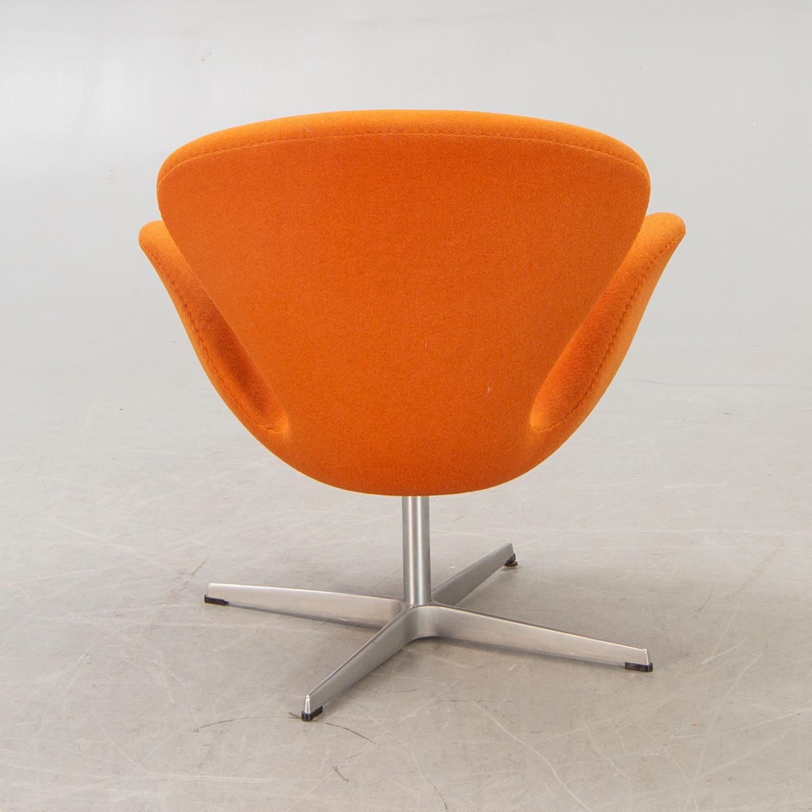 Arne Jacobsen, armchair, "Svanen", Fritz Hansen, Denmark, 2000.