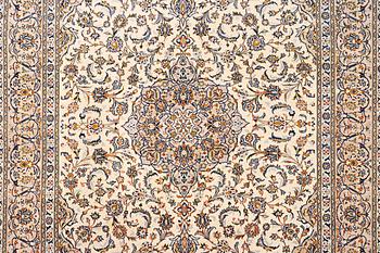 A Kashan carpet, c. 400 x 289 cm.