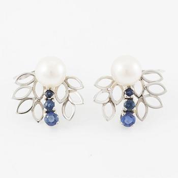 A pair of earrings in 18K gold with a cultured pearl.