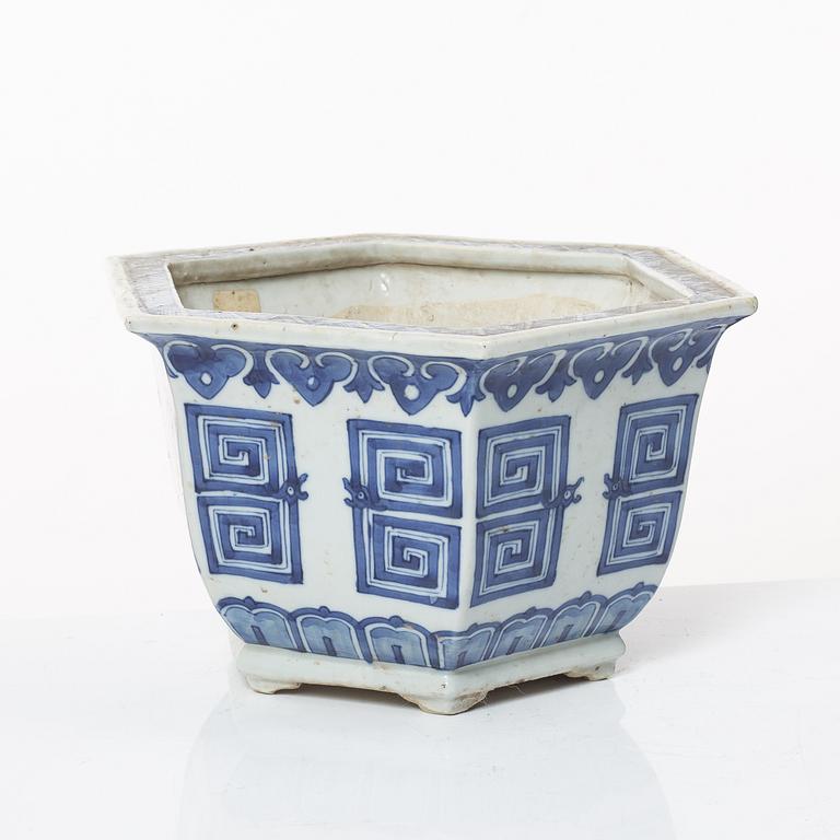 A blue and white flower pot, Qing dynasty, 19th century.