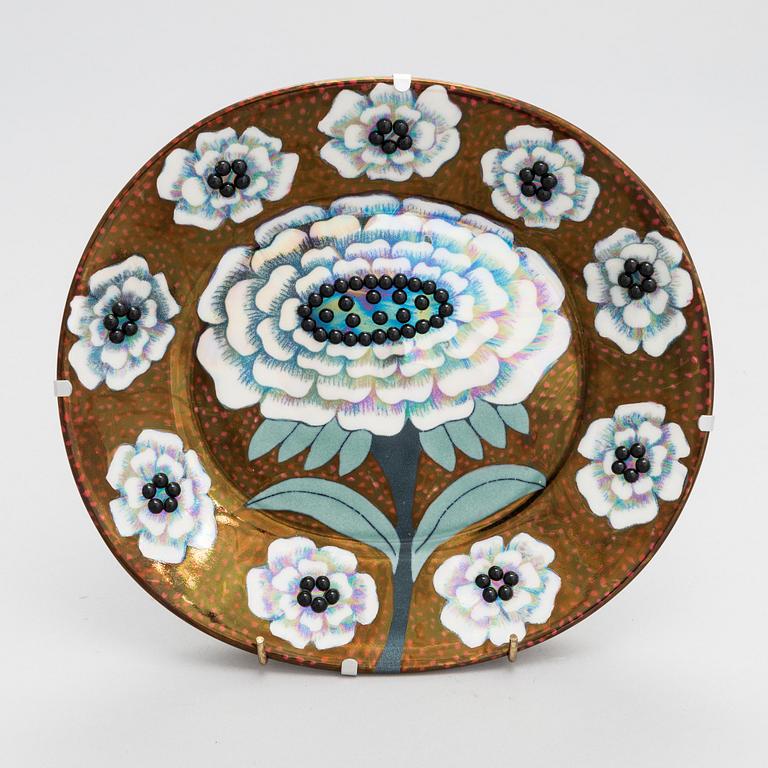 Birger Kaipiainen,  A ceramic Fiori dish, marked "Birger Kaipiainen, Arabia art made in Finland 1983", nr 1892/2000.