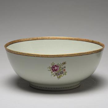 A pair of famille rose punch bowls, Qing dynasty, 18th Century.