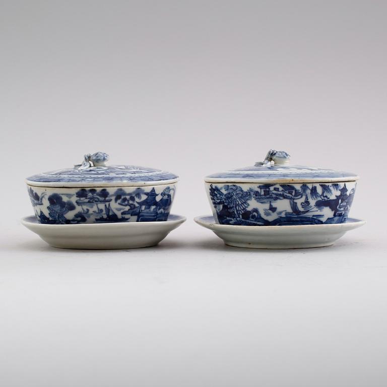 SMÖRASKAR med LOCK och FAT, ett par, kompaniporslin. Kina, 1800-tal.