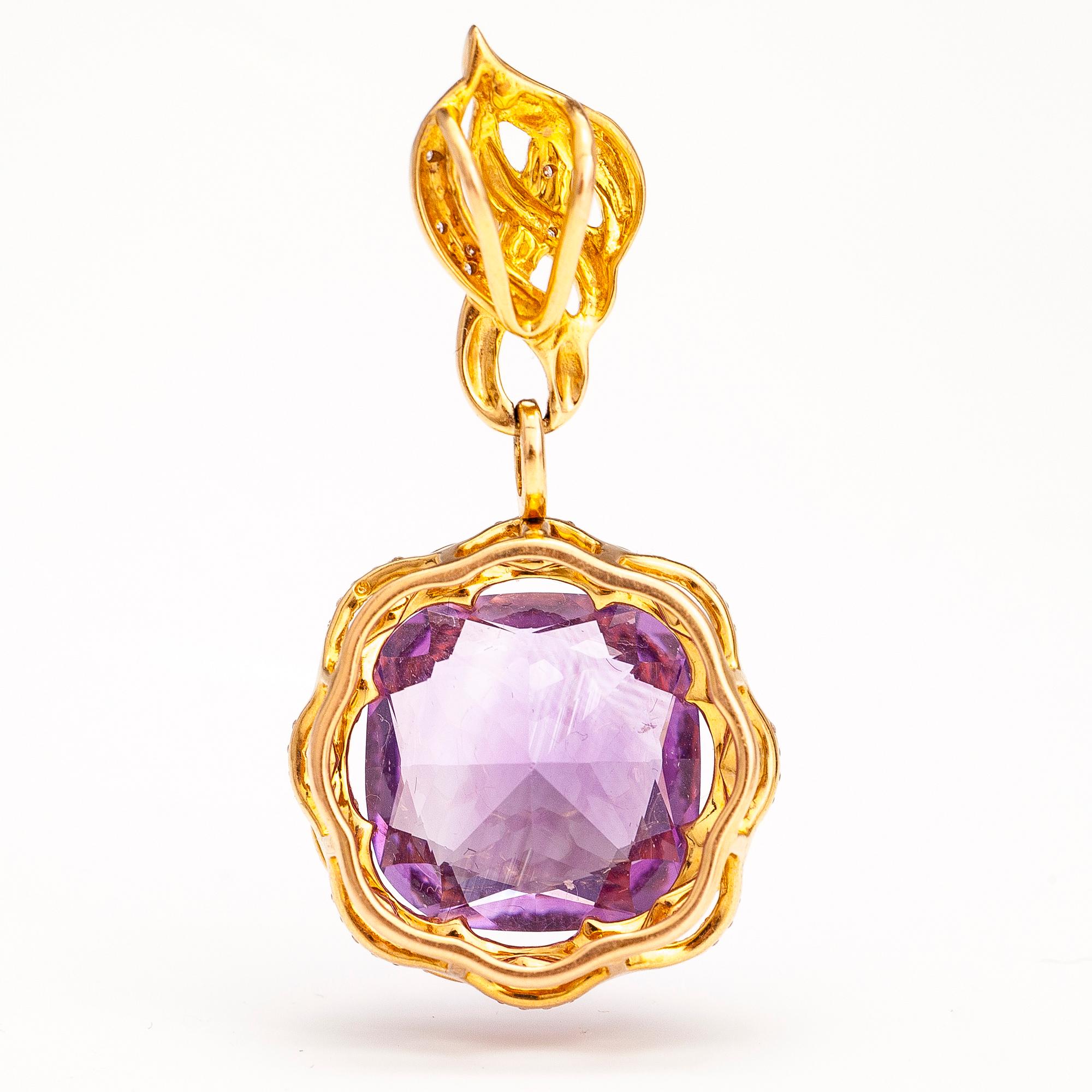 An 18K gold pendant with an amethyst and diamonds ca. 0.48 ct in total.