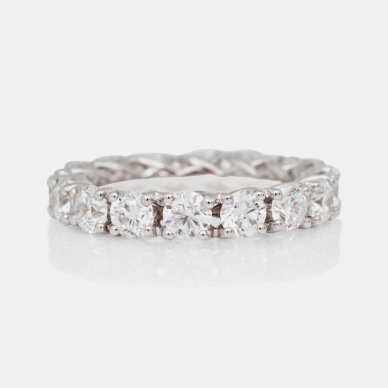 RING, helallians, med briljantslipade diamanter totalt ca 3.75ct.