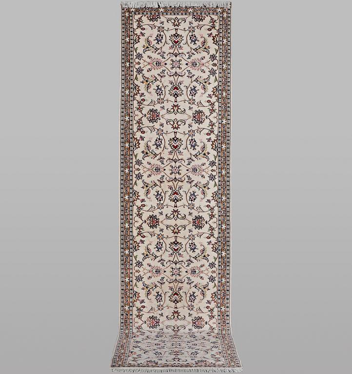 A runner carpet, Kashan, ca 380 x 86 cm.