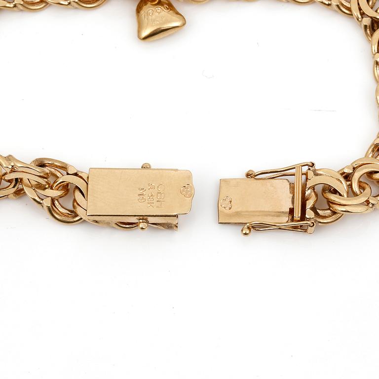 ARMBAND, 18K guld med berlocker varav de flesta är 18K guld. Total vikt 31,76 g.
