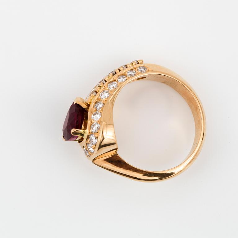 RING med droppformad rubin, cirka 2.20 ct och briljantslipade diamanter totalt cirka 0.80 ct.