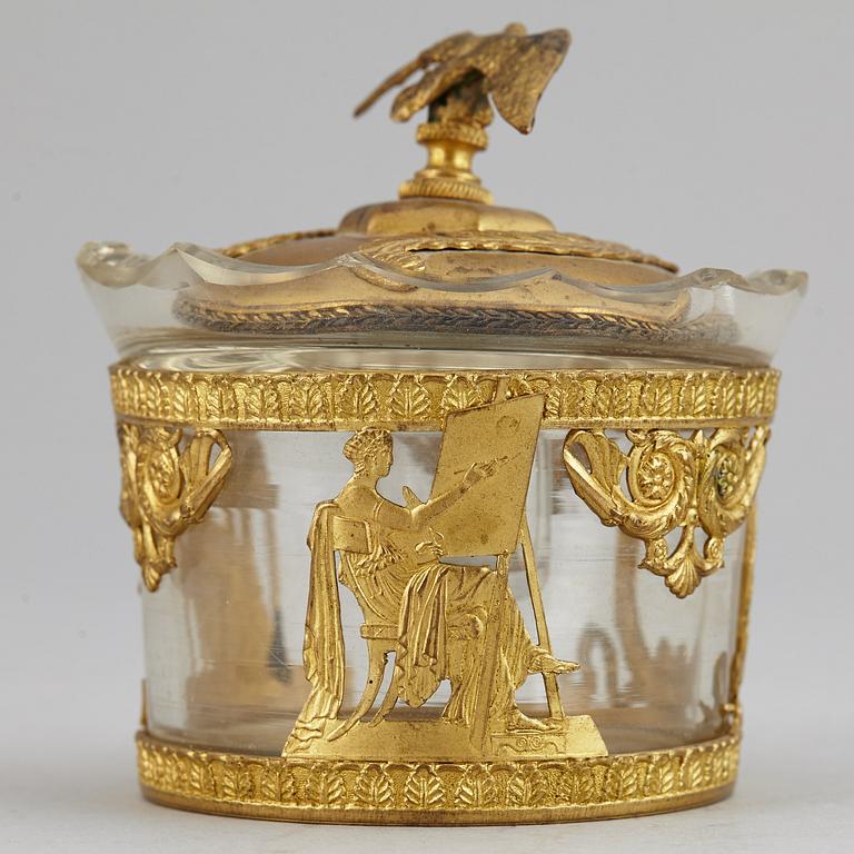 PRYDNADSFÖREMÅL, 4 st, 1800/1900-tal.