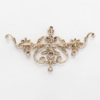 A 14K gold and silver brooch, with an old European brilliant, old mine- and rose cut diamonds.