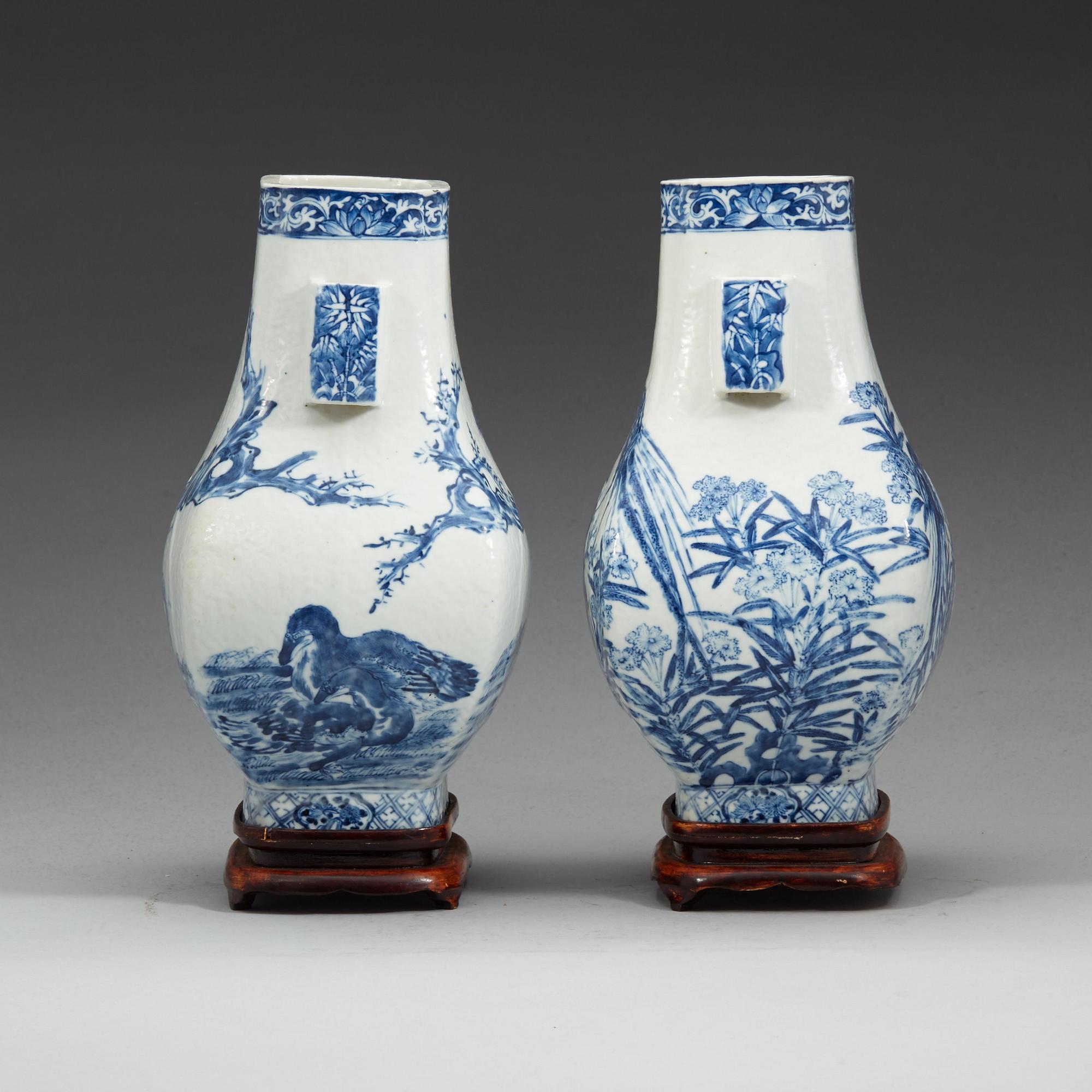 VASER, ett par, porslin. Qing dynastin, 1800-tal.