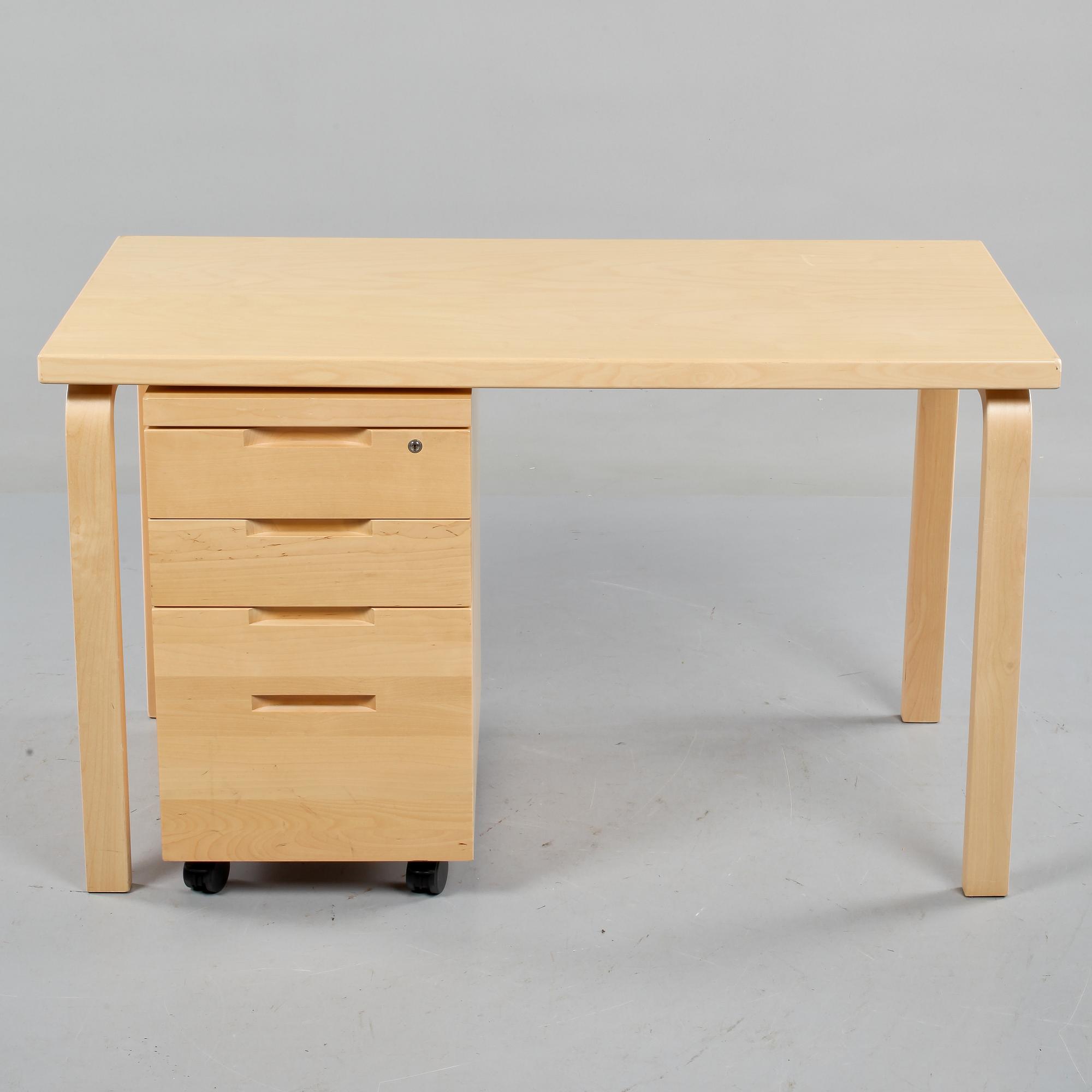 SKRIVBORD samt HURTS, Alvar Aalto, Artek, Finland, 2002.