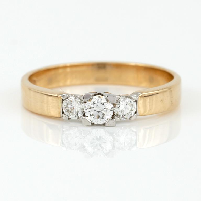 RING, tvåfärgad 14K guld med briljantslipade diamanter, tot ca 0,33 ct. Vikt ca 2,50 g.