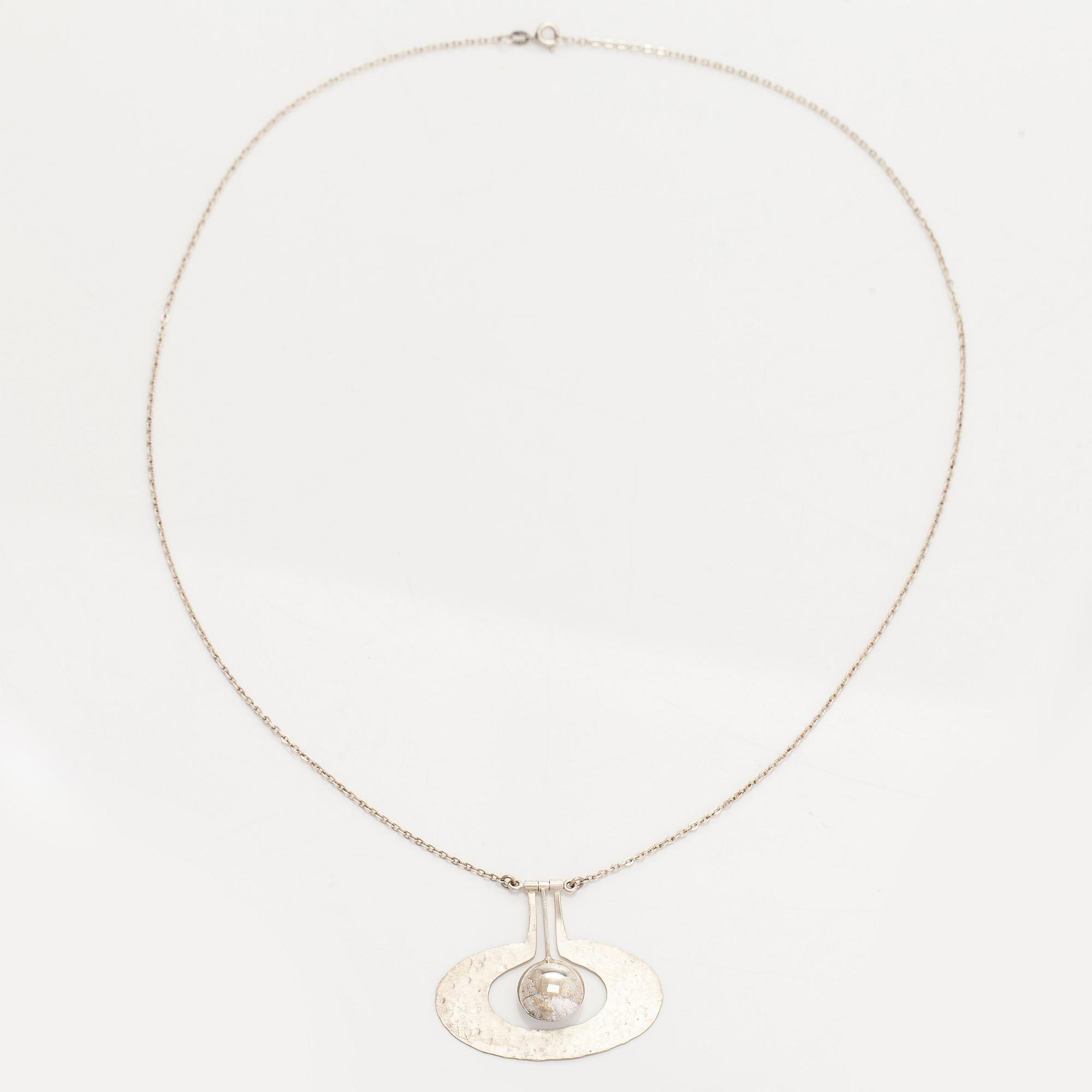 Tapio Wirkkala, kaulakoru "Päärynä", sterlinghopeaa. Kultakeskus, Hämeenlinna 1975.