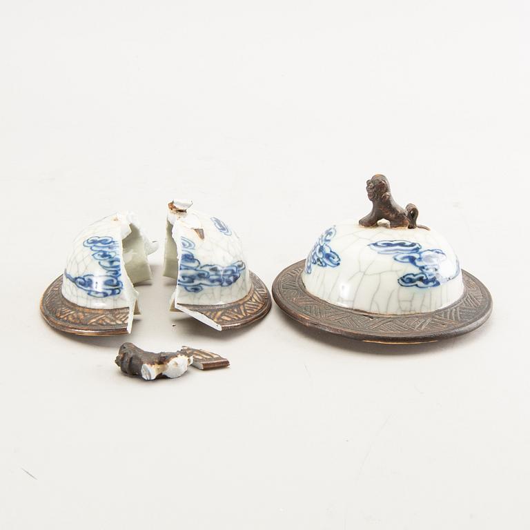 A pair of Chinese porcelain urns around 1900.