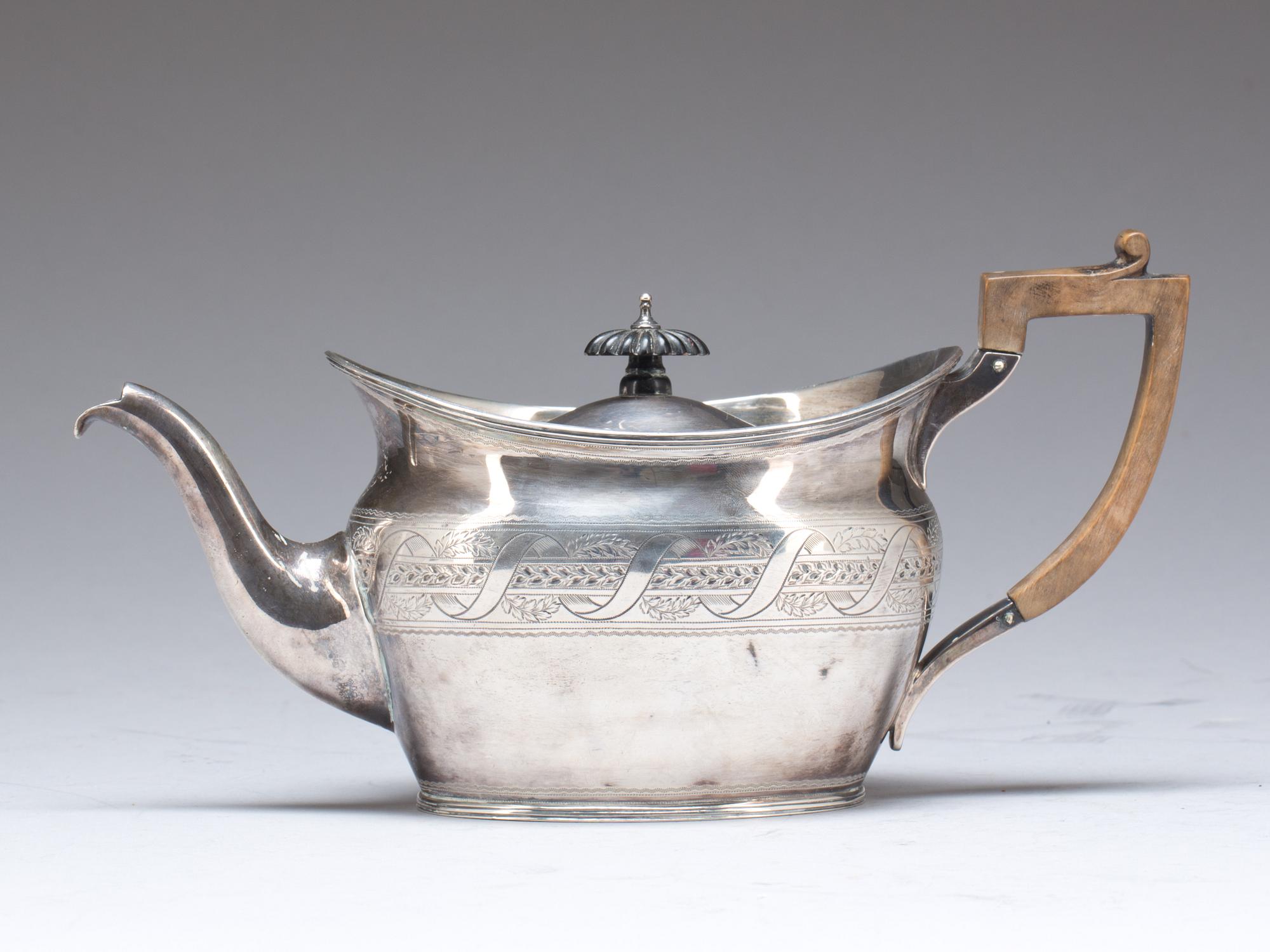 TEKANNA, silver, Edward Barnard & Sons, London, 1900-talets första hälft, total vikt ca  485g.