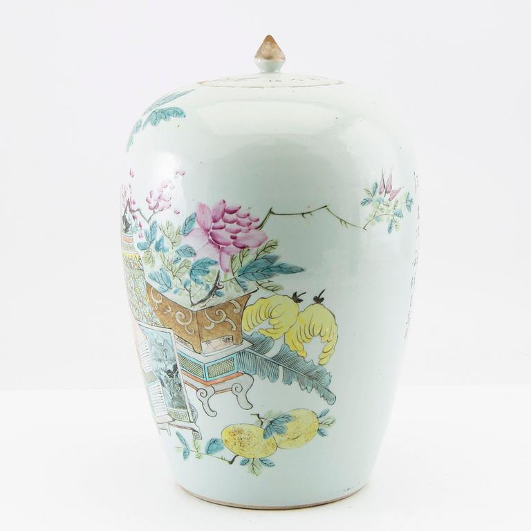 A Chinese jar with cover, early 20th century.