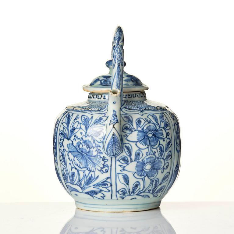 A blue and white wine pot, Ming dynasty, Wanli (1572-1620).