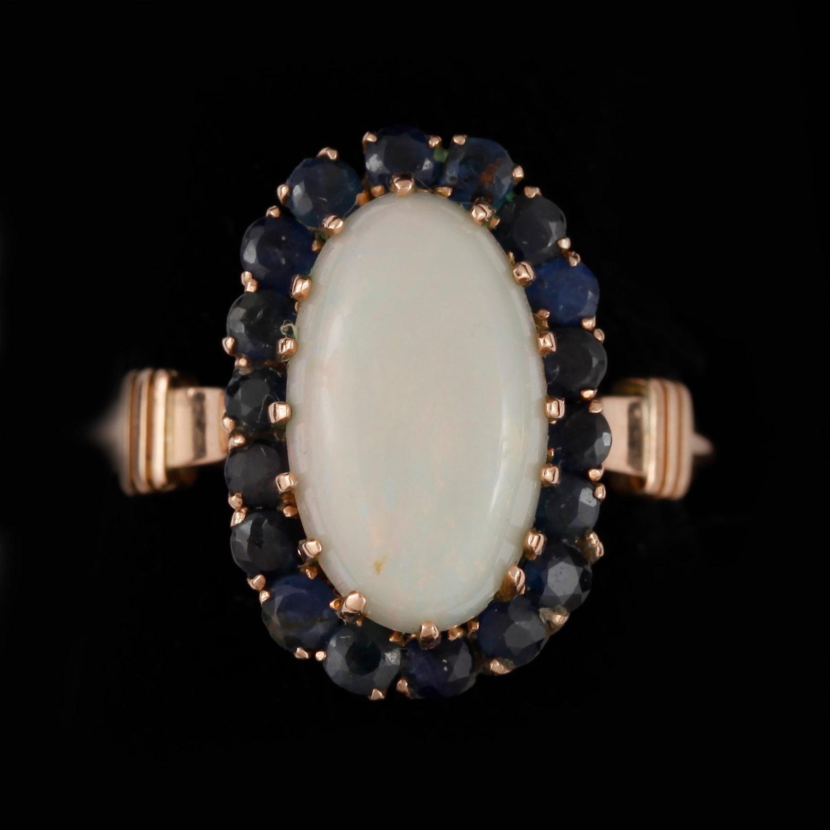 RING, 14k guld med opal och 18 små safirer. Vikt ca 5 gram.