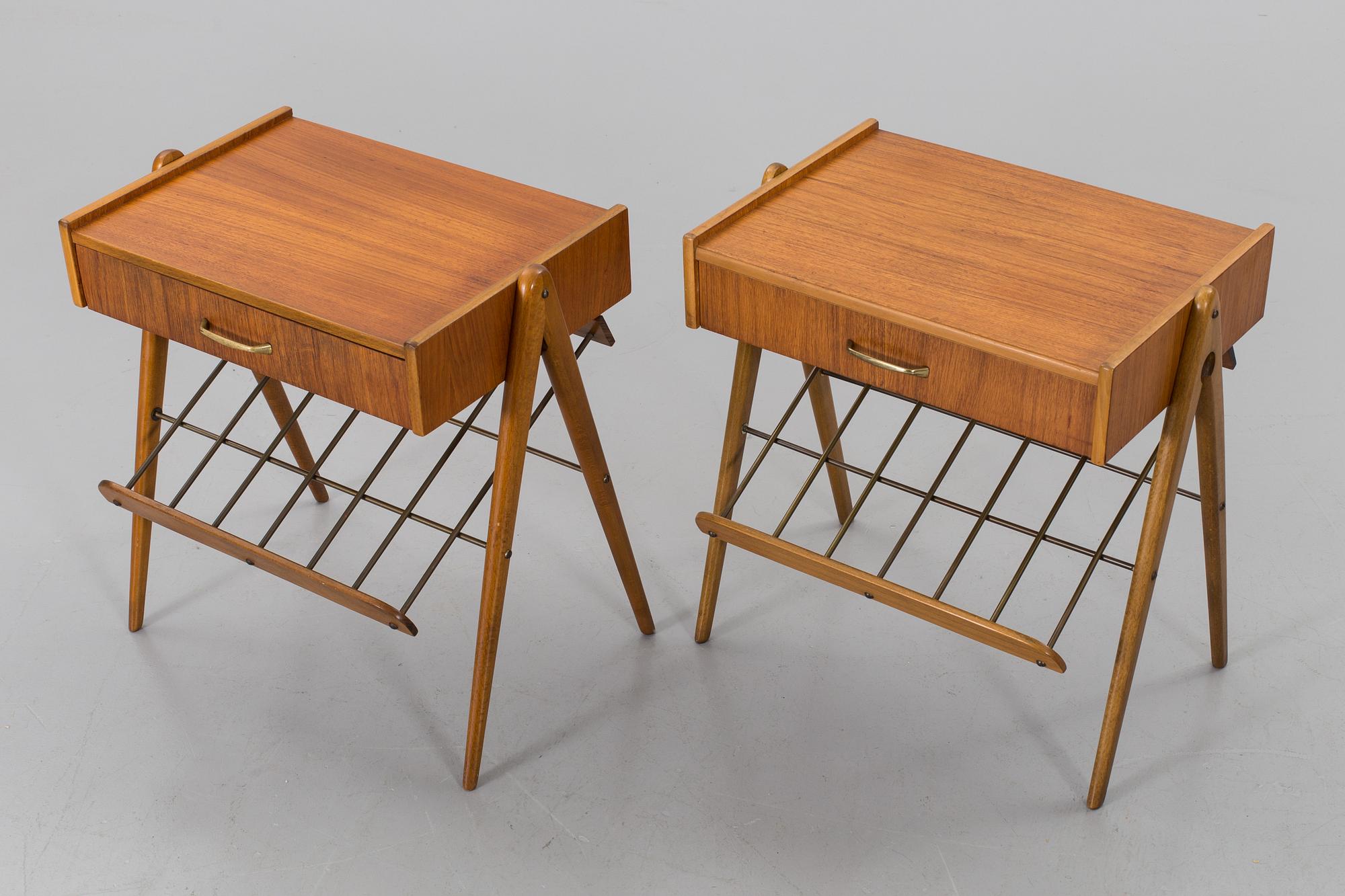 A PAIR OF 1950'S BEDSIDE TABLES.