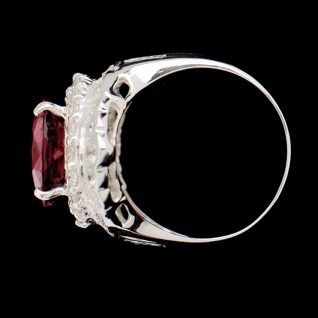 Ring, vitguldspläterat sterlingsilver, rosa morganit ca 6.10 ct, vita safirer tot ca 1.74 ct.
