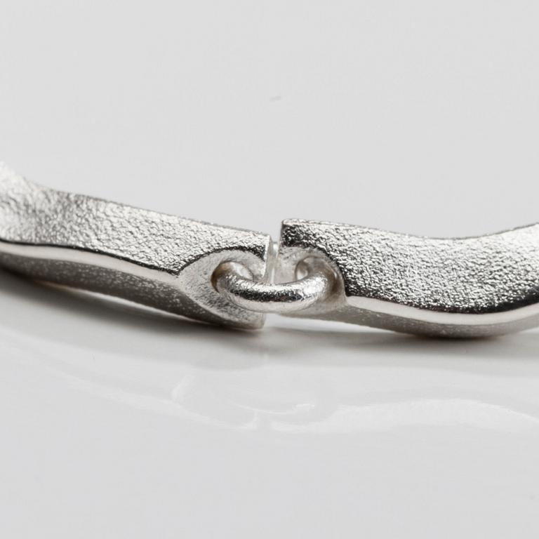 ARMBAND, sterling silver, "Dune" Zoltan Popovits, Lapponia 2001. Vikt 12,3 g.