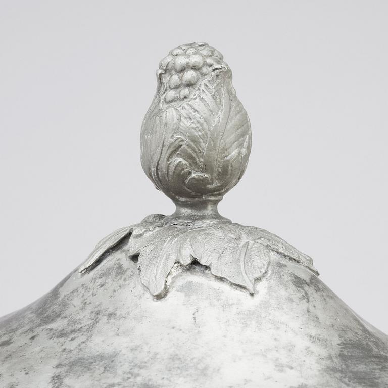 A Swedish pewter tureen with cover by E Pettersson Krietz (master in Stockholm 1753-95/1805), 1780.