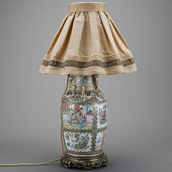 BORDSLAMPA/URNA, porslin, Kina, 1800-talets andra hälft.