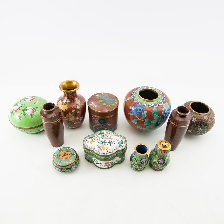 En samling vaser och skålar 11 dlr cloisonné och emalj-arbeten Kina 1900-tal.