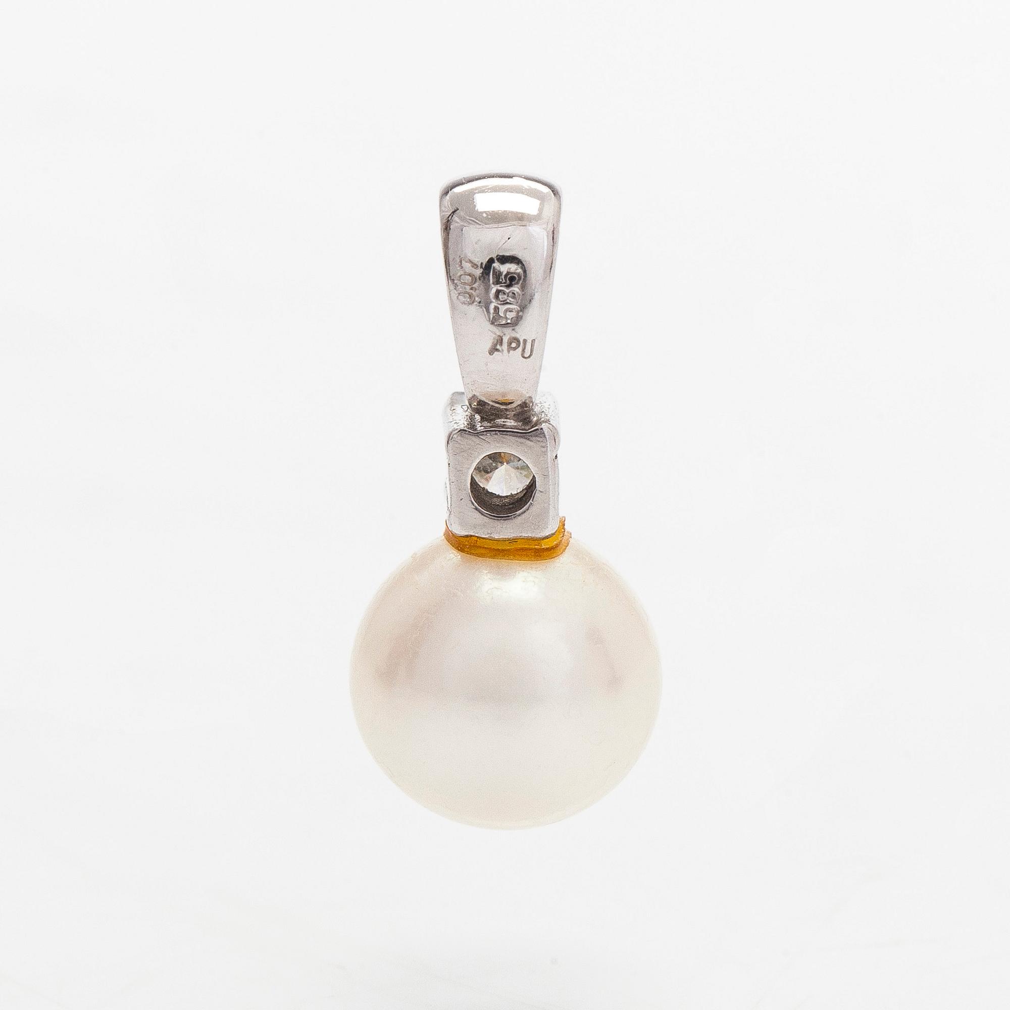Örhängen och hänge, 14K vit/gultguld, odlade pärlor och diamant ca 0.07 ct enligt gravyr.
