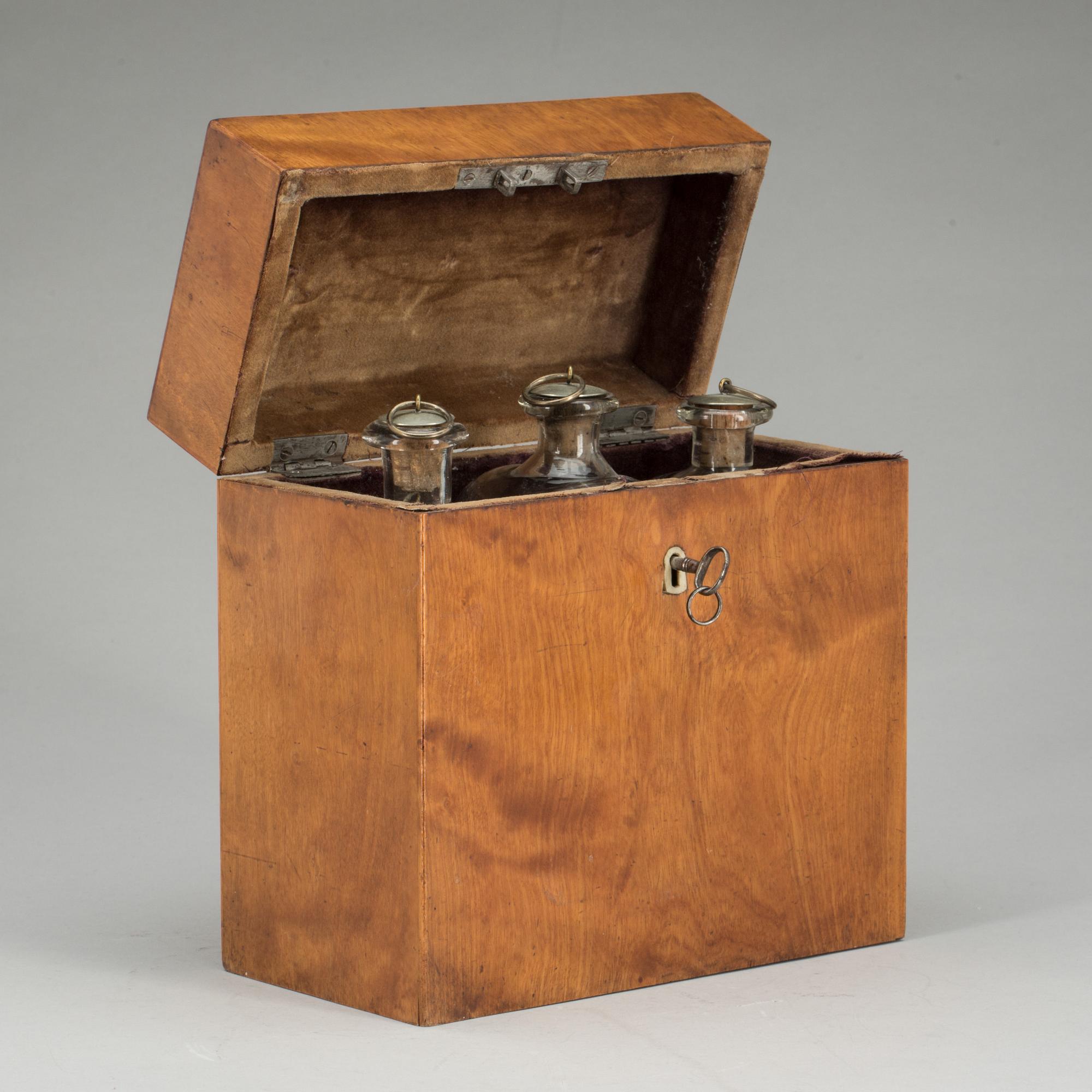 BRÄNNVINSSCHATULL, 1800-tal.