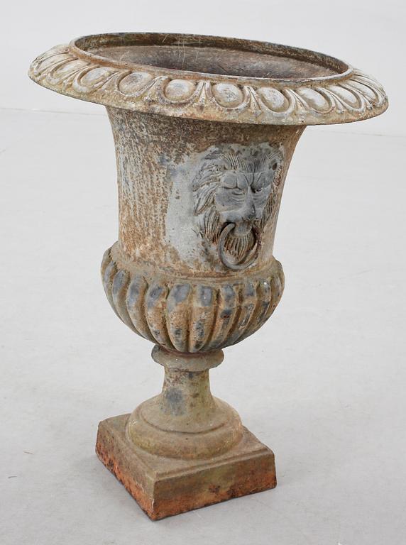 TRÄDGÅRDSURNA, gjutjärn, 1900-talets början.