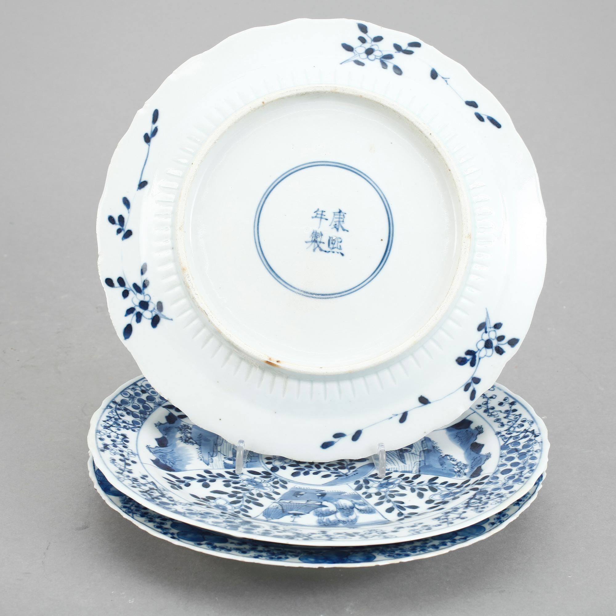 TALLRIKAR, 3 st snarlika, porslin, Kina, 1800-tal.