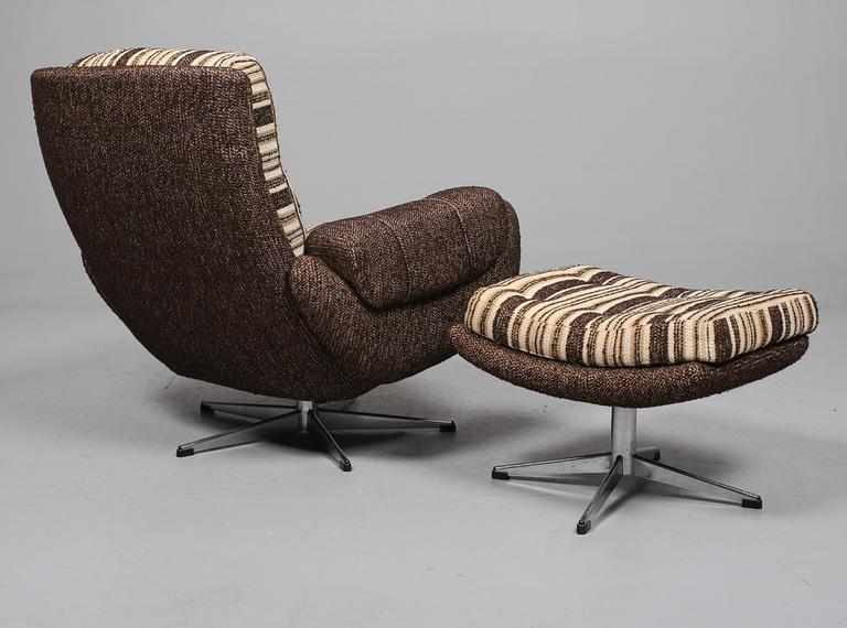 SNURRFÅTÖLJ SAMT FOTPALL, 1960/1970-tal.